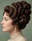 Penteado preso bem alto