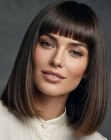 Penteado liso na altura dos ombros com franja assimétrica