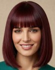 Cabelo liso com franja reta e tons de violeta