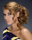 Penteado semipreso com tor��es suaves e cachos
