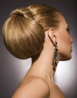Penteado preso com estilo alinhado e um coque exagerado
