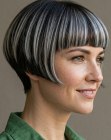 Cabelo curto sal e pimenta para mulheres