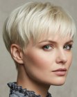 Corte de cabelo pixie em camadas e franja longa
