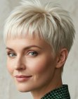 Pixie loiro platinado desfiado com fios espetados
