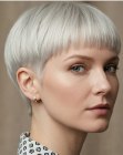 Corte pixie loiro platinado