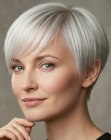 Cabelo platinado em corte pixie