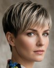 Corte pixie loiro elegante com luzes escuras