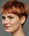 Corte pixie loiro acobreado moderno em formato tigela
