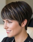 Corte pixie escuro com volume