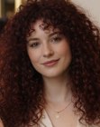 Cabelo ruivo escuro longo com cachos