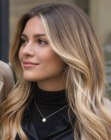 Cabelo loiro mel longo com ondas