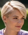 Cabelo loiro platinado curto