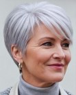 Corte pixie suave para cabelo grisalho