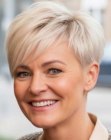 Corte pixie para cabelo loiro platinado