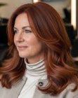 Cabelo abaixo dos ombros para mulheres com mais de 50 anos