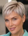Corte pixie para cabelo loiro