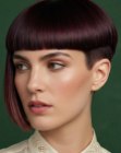 Corte de cabelo curto simétrico com franja reta