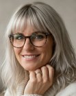 Cabelo platinado abaixo dos ombros com franja