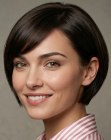 Estilo bob com o cabelo colocado atr�s de uma orelha