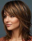 Cabelo na altura dos ombros com camadas