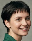 Pixie moderno com franja curta