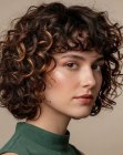 Cabelo escuro com cachos