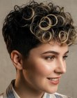 Cabelo com laterais raspadas e cachos