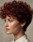 Penteado bem curto com cachos e volume