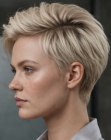 Estilo curto com o cabelo jogado para cima