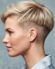 Cabelo feminino com uma se��o raspada