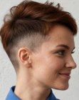 Cabelo curto com uma seção raspada acima das orelhas