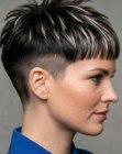 Corte de cabelo com uma seção raspada
