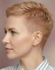 Corte feminino com as laterais e a nuca raspadas