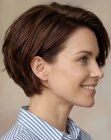 Mulher com cabelo curto elegante
