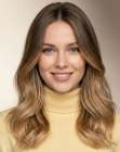Cabelo abaixo dos ombros com ondas soltas