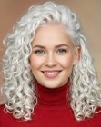 Cabelo branco longo e cacheado