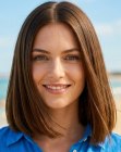 Cabelo alinhado na altura dos ombros