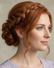 Penteado preso com uma coroa tran�ada
