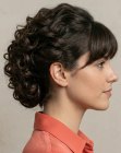 Penteado preso com cabelo cacheado