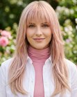 Cabelo loiro com tons de rosa