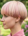 Cabelo loiro curto com mechas rosa