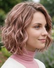 Bob ondulado com tons rosa