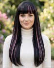 Cabelo preto com mechas rosa