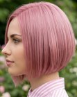 Cabelo rosa em um bob curto e angular