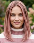 Estilo longo com cabelo rosa suave