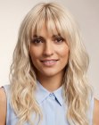 Penteado loiro com ondas soltas