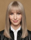Cabelo longo alinhado com franja