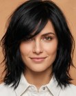 Cabelo preto na altura dos ombros com franjinha