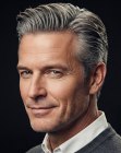 Corte alinhado/limpo para homens com cabelo grisalho