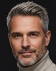 Corte refinado para homens com cabelo grisalho